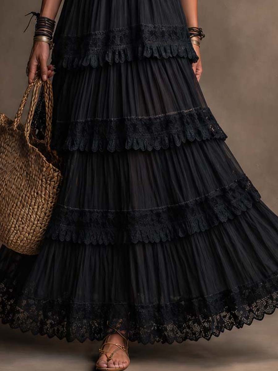 Vestido maxi negro de encaje con escote halter y en capas