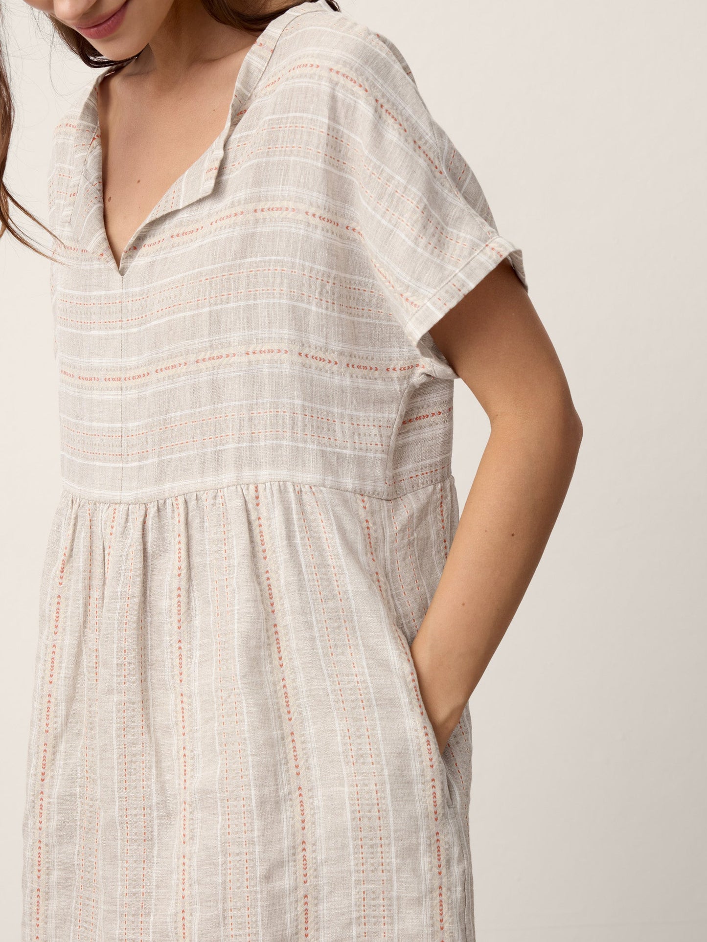 Vestido midi de lino fruncido con dobladillo y cuello partido SYDNEY