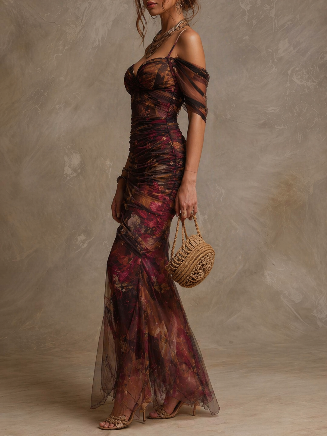 Vestido maxi de sirena con estampado floral vintage, hombros descubiertos y fruncido en malla