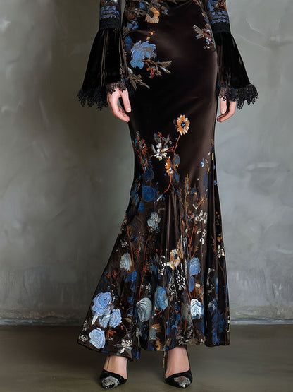 Vestido de gala de terciopelo azul medianoche con estampado floral y ribete de encaje