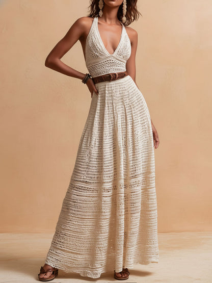 Vestido maxi de crochet de estilo bohemio en marfil con cuello halter y cinturón en la cintura