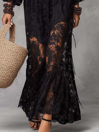 Vestido maxi negro de encaje con fruncido y hombros al descubierto