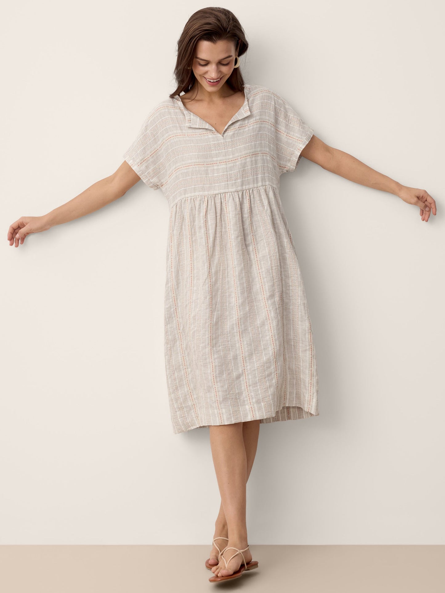 Vestido midi de lino fruncido con dobladillo y cuello partido SYDNEY