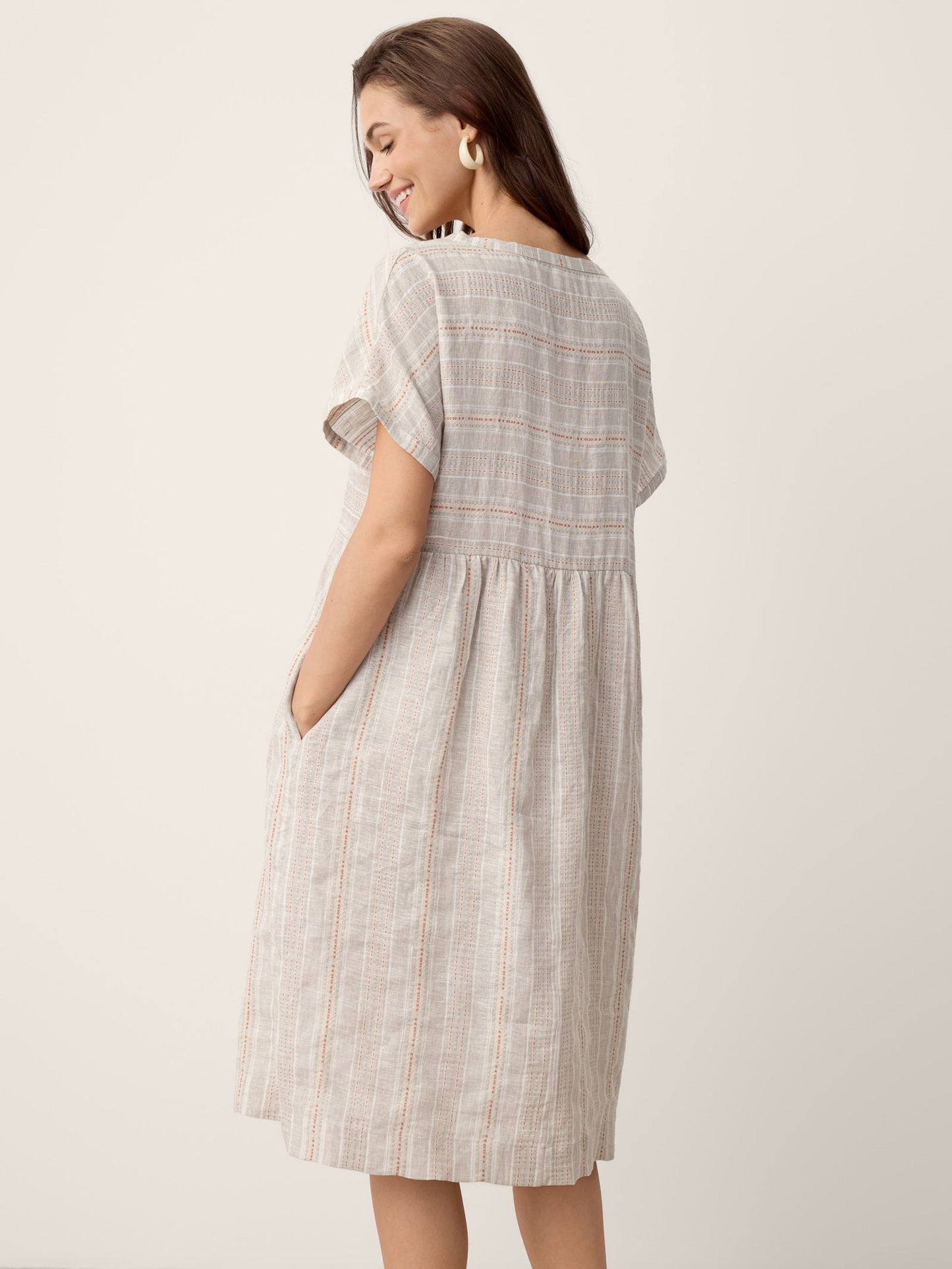 Vestido midi de lino fruncido con dobladillo y cuello partido SYDNEY