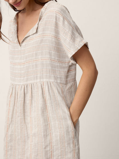 Vestido midi de lino fruncido con dobladillo y cuello partido SYDNEY